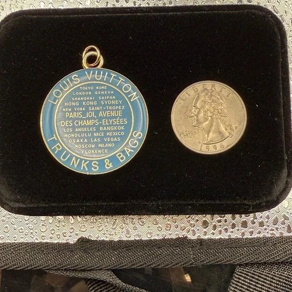 Louis Vuitton Blue trunks & bags Medallion - Picture 4 of 5